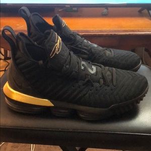 Men’s Nike LeBron 16 “I’m King” colorway